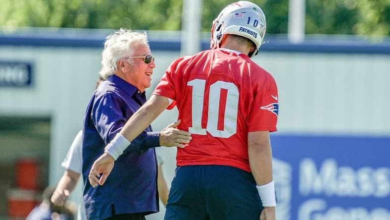 Robert Kraft greets his QB Mac Jones as practice starts.
Pats Camp 2