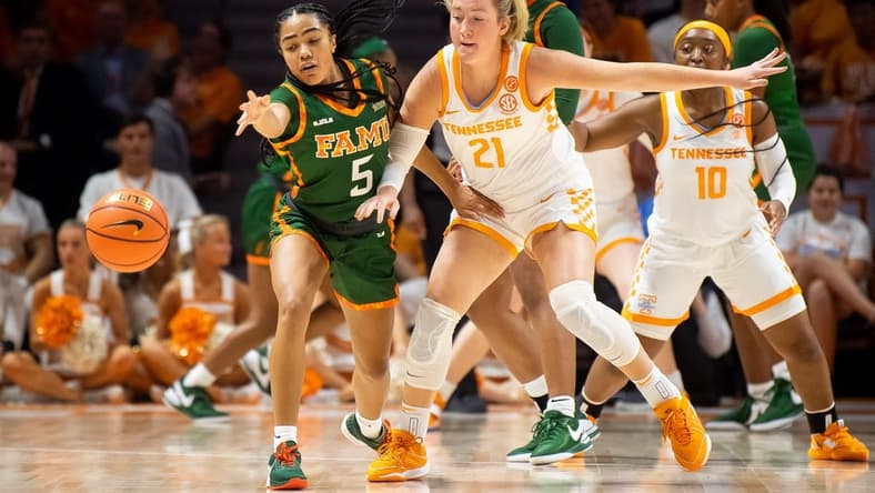 Tennessee guard/forward Tess Darby (21) tracks down a loose ball in the opening game of the season.