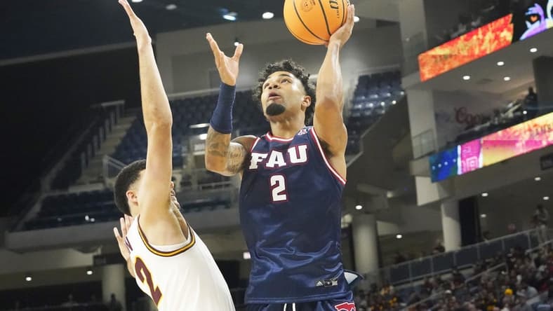 Nov 8, 2023; Chicago, Illinois, USA; Florida Atlantic Owls guard Nicholas Boyd (2) shoots over Loyola Ramblers guard Jalen Quinn (2)during the second half at Wintrust Arena. Mandatory Credit: David Banks-USA TODAY Sports