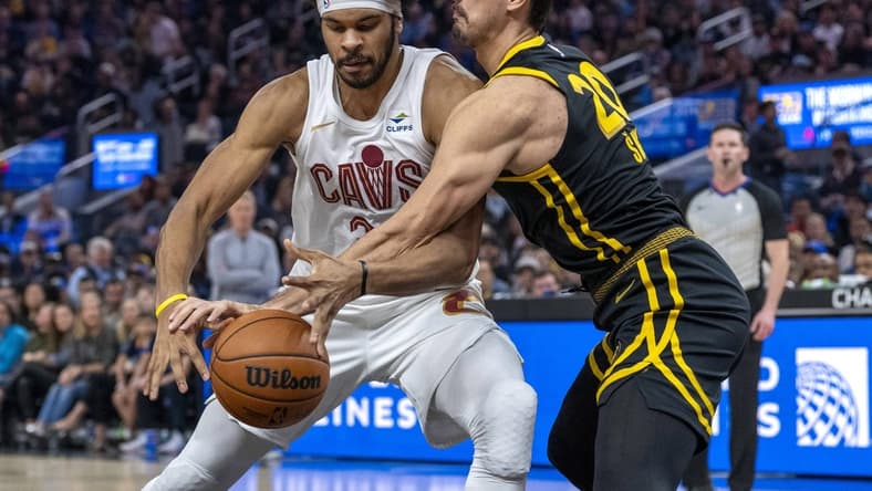Nov 11, 2023; San Francisco, California, USA; Golden State Warriors forward Dario Saric (20) defends against Cleveland Cavaliers center Jarrett Allen (31) during the first quarter at Chase Center. Mandatory Credit: Neville E. Guard-USA TODAY Sports