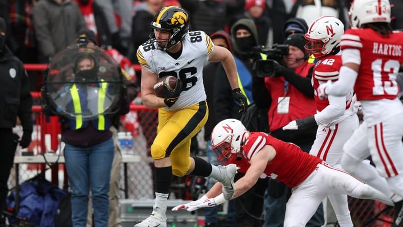 Nov 24, 2023; Lincoln, Nebraska, USA; Iowa Hawkeyes tight end Steven Stilianos (86) catches a pass against the Nebraska Cornhuskers at Memorial Stadium. Mandatory Credit: Reese Strickland-USA TODAY Sports