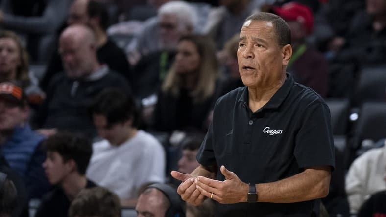 Jan 8, 2023; Cincinnati, OH, USA; Houston Cougars head coach Kelvin Sampson speaks to his players in the second half of the NCAA men   s basketball game at Fifth Third Arena in Cincinnati on Sunday, Jan 8, 2023. Houston Cougars defeated Cincinnati Bearcats 72-59.  Mandatory Credit: Albert Cesare-USA TODAY NETWORK