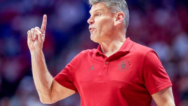 Oklahoma head coach Porter Moser instructs his team in the first half during an NCAA basketball game between the Oklahoma Sooners and the Arkansas Razorbacks at the BOK Center in Tulsa, Okla., on Saturday, Dec. 9, 2023.