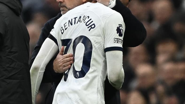 Soccer Football - Premier League - Tottenham Hotspur v Aston Villa - Tottenham Hotspur Stadium, London, Britain - November 26, 2023 Tottenham Hotspur's Rodrigo Bentancur with manager Ange Postecoglou after being substituted due to injury REUTERS/Dylan Martinez