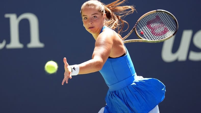 Aug 31, 2023; Flushing, NY, USA; Jodie Burrage of Great Britain hits to Aryna Sabalenka on day four of the 2023 U.S. Open tennis tournament at USTA Billie Jean King National Tennis Center. Mandatory Credit: Danielle Parhizkaran-USA TODAY Sports