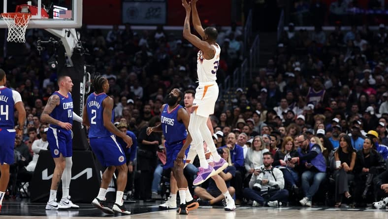 Jan 8, 2024; Los Angeles, California, USA;  Phoenix Suns forward Kevin Durant (35) shoots the ball during the second quarter against the Los Angeles Clippers at Crypto.com Arena. Mandatory Credit: Kiyoshi Mio-USA TODAY Sports