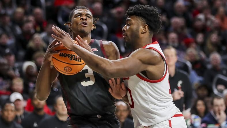 Jan 20, 2024; Cincinnati, Ohio, USA; Oklahoma Sooners guard Otega Oweh (3) drives to the basket against Cincinnati Bearcats guard Josh Reed (10) in the first half at Fifth Third Arena. Mandatory Credit: Katie Stratman-USA TODAY Sports