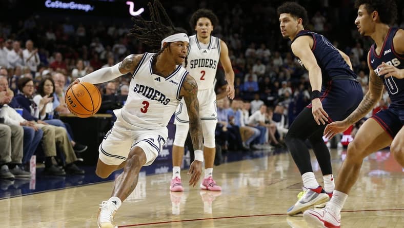 Jan 27, 2024; Richmond, Virginia, USA; Richmond Spiders guard DeLonnie Hunt (3) dribbles teh ball as Dayton Flyers guard Javon Bennett (0) defends during the first half at the Robins Center. Mandatory Credit: Amber Searls-USA TODAY Sports