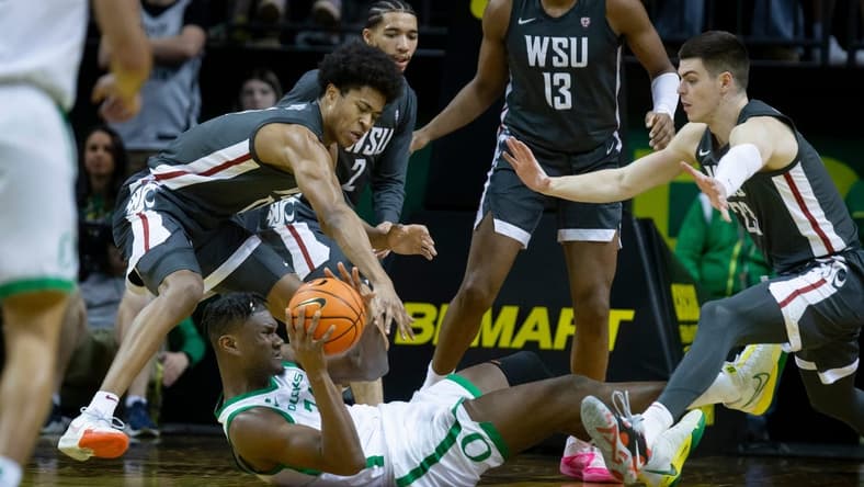 Oregon center Mahamadou Diawara looks to pass as the Oregon Ducks host the Washington State Cougars Saturday Feb. 10, 2024 at Matthew Knight Arena in Eugene, Ore.