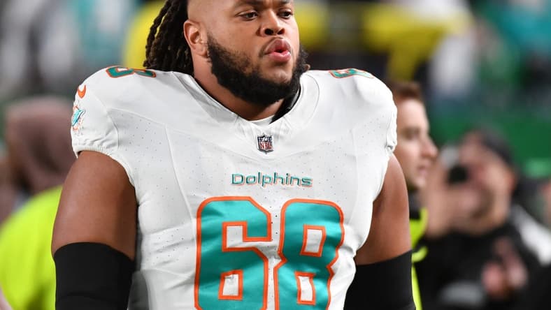 Oct 22, 2023; Philadelphia, Pennsylvania, USA; Miami Dolphins offensive tackle Robert Hunt (68) against the Philadelphia Eagles at Lincoln Financial Field. Mandatory Credit: Eric Hartline-USA TODAY Sports