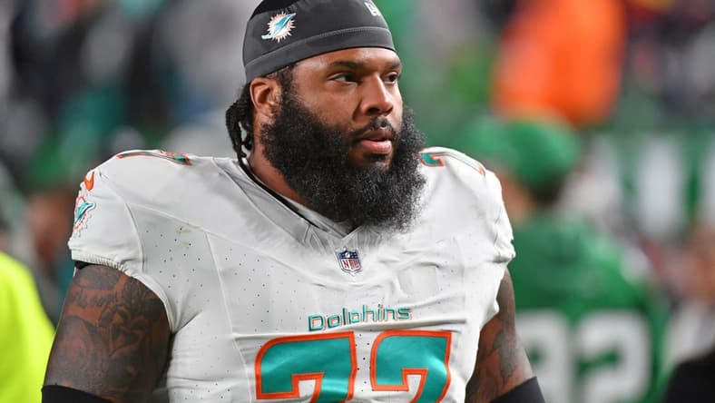 Oct 22, 2023; Philadelphia, Pennsylvania, USA; Miami Dolphins offensive tackle Isaiah Wynn (77) against the Philadelphia Eagles at Lincoln Financial Field. Mandatory Credit: Eric Hartline-USA TODAY Sports