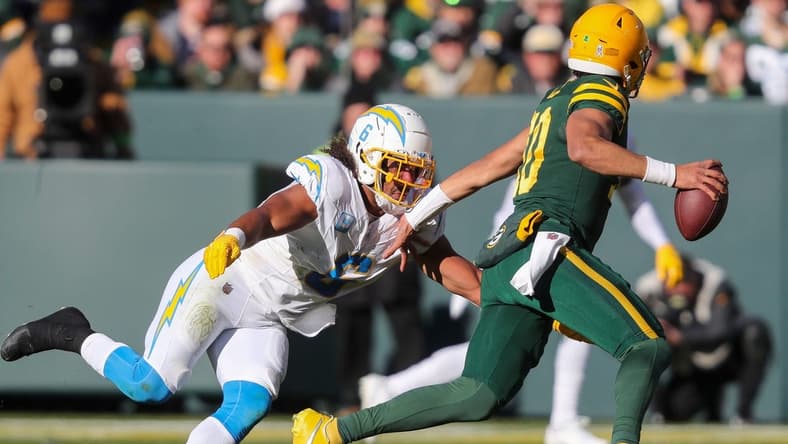 Los Angeles Chargers linebacker Eric Kendricks (6) rushes Green Bay Packers quarterback Jordan Love (10) on Sunday, November 19, 2023, at Lambeau Field in Green Bay, Wis. 
Tork Mason/USA TODAY NETWORK-Wisconsin