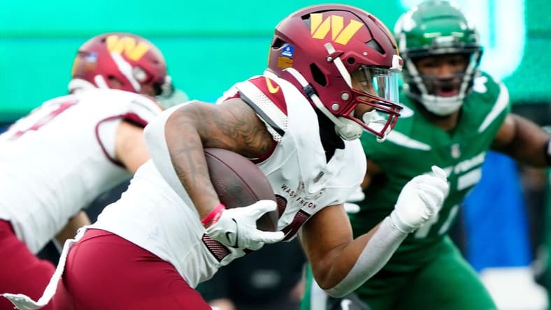 Washington Commanders running back Antonio Gibson (24) runs with the ball at MetLife Stadium, in East Rutherford, Sunday December 24, 2023.