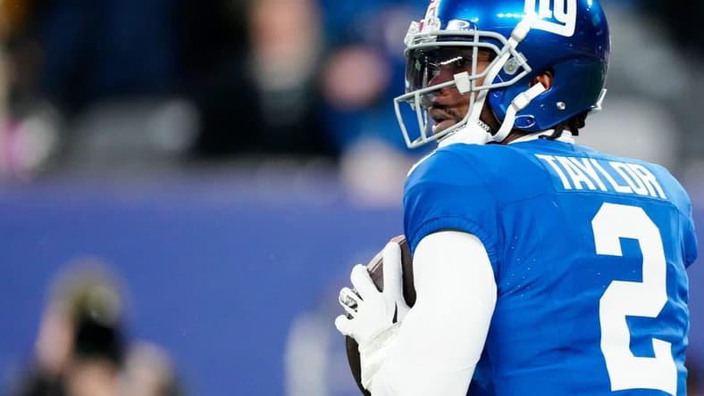 New York Giants quarterback Tyrod Taylor (2) looks for an open teammate, Sunday, January 7, 2024.
