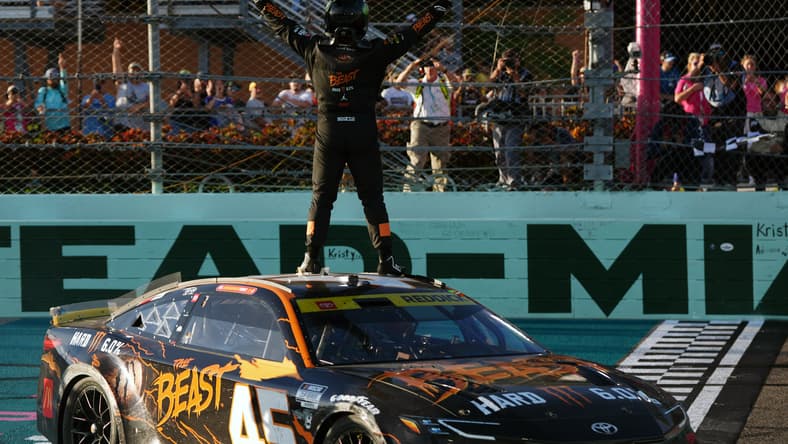 NASCAR: Straight Talk Wireless 400