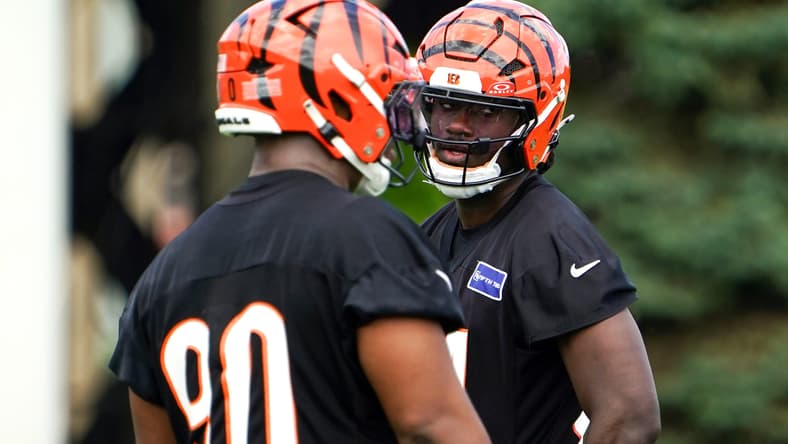 Cincinnati Bengals defensive end Shemar Stewart speaks with defensive tackle Kris Jenkins Jr. (90) during minicamp, Tuesday,