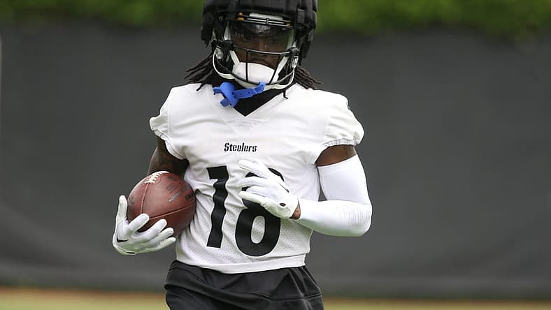Jun 9, 2022; Pittsburgh, Pennsylvania, USA; Pittsburgh Steelers wide receiver Diontae Johnson (18) participates in minicamp at UPMC Rooney Sports Complex.. Mandatory Credit: Charles LeClaire-USA TODAY Sports