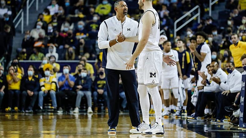 Michigan head coach Juwan Howard talks to center Hunter Dickinson (1) during the first half against Buffalo at the Crisler Center in Ann Arbor on Wednesday, Nov. 10, 2021.