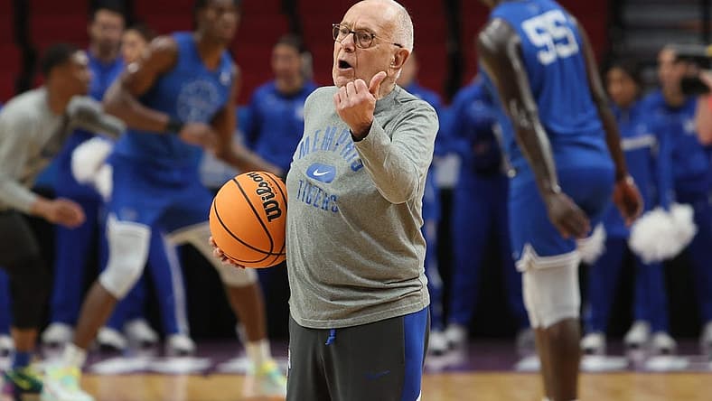 Memphis Tigers Assistant Coach Larry Brown talks to his team during an open practice at the Moda Center in Portland, Ore. on Wednesday, March 16, 2022.
Jrca1253