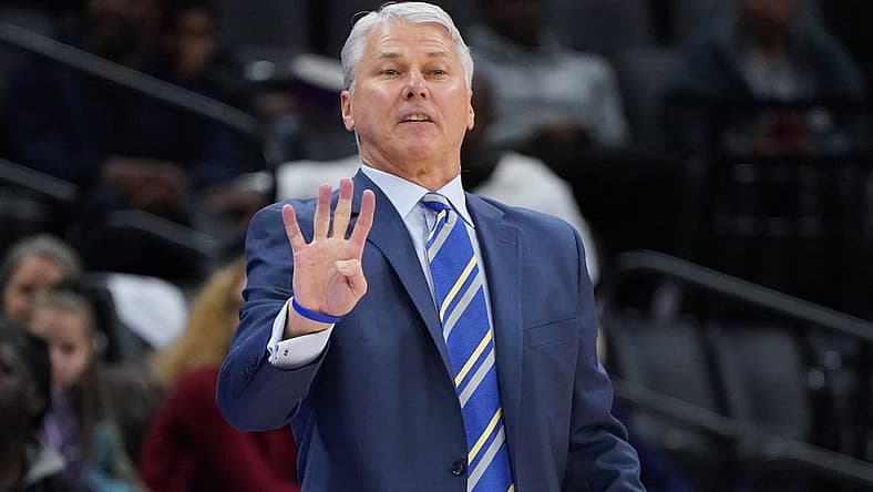 November 20, 2019; Sacramento, CA, USA; UC Davis Aggies head coach Jim Les instructs during the first half against the Sacramento State Hornets at Golden 1 Center. Mandatory Credit: Kyle Terada-USA TODAY Sports