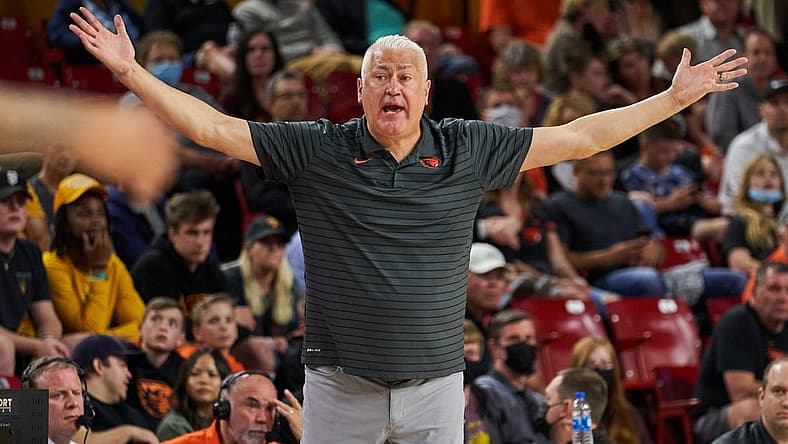 Feb. 19, 2022; Tempe, Arizona, USA; Oregon State Beavers head coach Wayne Tinkle calls to his team from the sidelines at Desert Financial Arena. Mandatory Credit: Alex Gould - The Republic

Mbb Oregon State At Arizona State