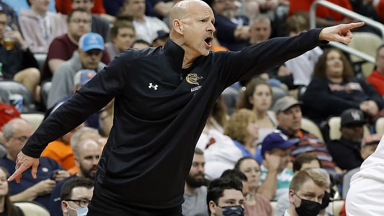 Mar 18, 2022; Pittsburgh, PA, USA; UAB Blazers head coach Andy Kennedy calls a play in the first half against the Houston Cougars during the first round of the 2022 NCAA Tournament at PPG Paints Arena. Mandatory Credit: Geoff Burke-USA TODAY Sports