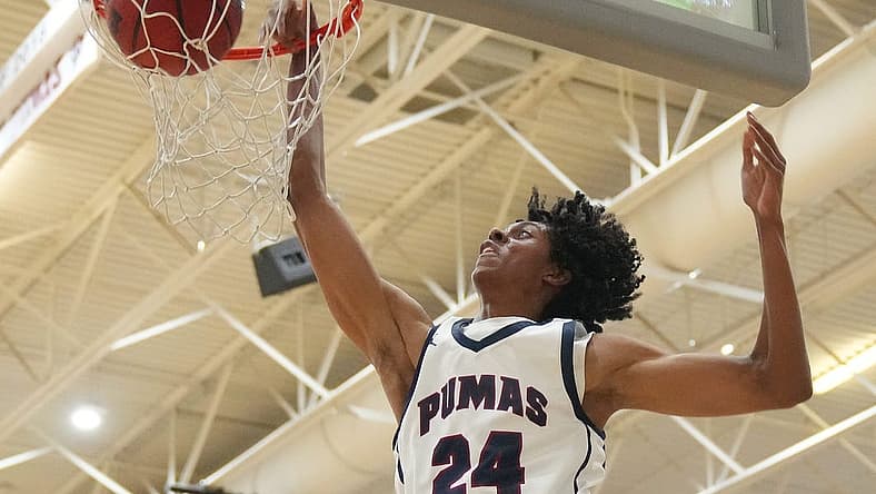 Dec 14, 2021; Gilbert, AZ, United States; Perry's Cody Williams (24) dunks against Mountain Pointe during a game at Perry High School.
Perry V Mountain Pointe