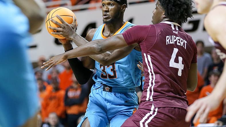 Oklahoma State forward Moussa Cisse (33) passes the ball in the second half during a college basketball game between the Oklahoma State Cowboys (OSU) and the Southern Illinois Salukis at Gallagher-Iba Arena in Stillwater, Okla., Thursday, Nov. 10, 2022.
Osu Vs Southern Illinois