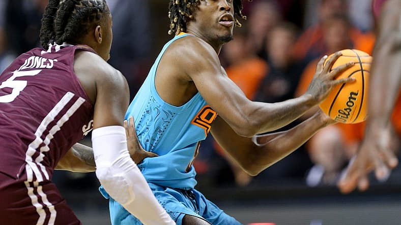 Oklahoma State guard Caleb Asberry (5) looks to pass during a college basketball game between the Oklahoma State Cowboys (OSU) and the Southern Illinois Salukis at Gallagher-Iba Arena in Stillwater, Okla., Thursday, Nov. 10, 2022.

Osu Vs Southern Illinois
