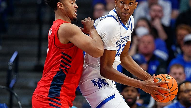 Nov 11, 2022; Lexington, Kentucky, USA; Kentucky Wildcats forward Ugonna Onyenso (33) handles the ball during the first half against the Duquesne Dukes at Rupp Arena at Central Bank Center. Mandatory Credit: Jordan Prather-USA TODAY Sports