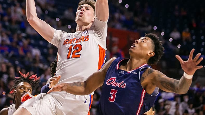 Florida Gators forward Colin Castleton (12) drives to the basket over Florida Atlantic Owls forward Giancarlo Rosado (3).  The Florida Gators men  s basketball team hosted the Florida Atlantic Owls at Billy Donovan Court at Exactech Arena in Gainesville, FL on Monday, November 14, 2022. The score was tied 35-35 at the half.  [Doug Engle/Gainesville Sun]

Gai Ufbasketballfau