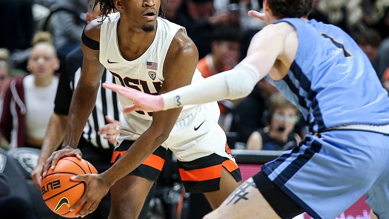 Oregon State's Glenn Taylor Jr. (35) looks to make a pass during the men   s basketball game against Bushnell on Tuesday, Nov. 15, 2022 at OSU in Corvallis, Ore.

Osuvsbushnell355