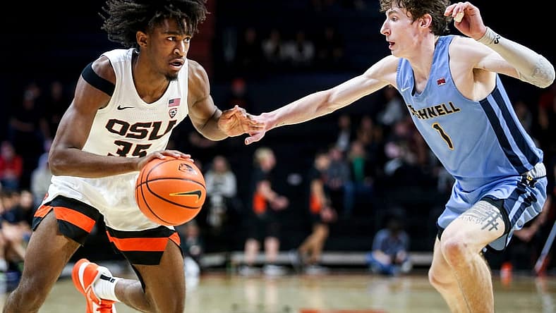 Oregon State's Glenn Taylor Jr. (35) drives to the basket during the men   s basketball game against Bushnell on Tuesday, Nov. 15, 2022 at OSU in Corvallis, Ore.

Osuvsbushnell668