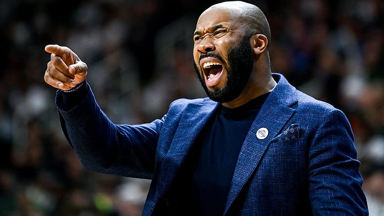 Villanova's head coach Kyle Neptune calls out to players during the first half in the game against Michigan State on Friday, Nov. 18, 2022, at the Breslin Center in East Lansing.
221118 Msu Villianova 110a