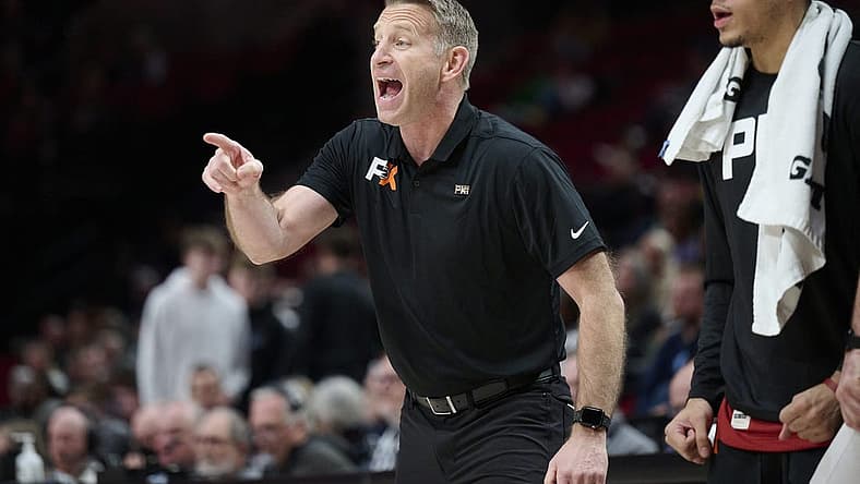 Nov 24, 2022; Portland, Oregon, USA; Alabama Crimson Tide head coach Nate Oats yells out instruction to his players during the first half against the Michigan State Spartans at Moda Center. Mandatory Credit: Troy Wayrynen-USA TODAY Sports
