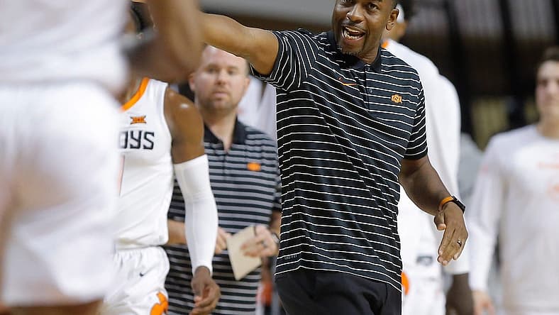 Oklahoma State coach Mike Boynton talks with his players during a men's college basketball game between the Oklahoma State Cowboys (OSU) and UT Arlington at Gallagher-Iba Arena in Stillwater, Okla., Monday, Nov. 7, 2022.
Osu Men S Basketball
