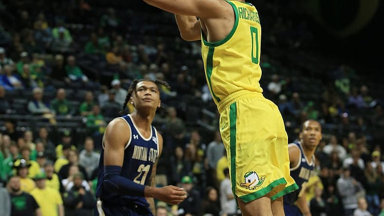 Oregon's Will Richardson, right, goes up for two points ahead of Montana State's RaeQuan Battle during the second half at Matthew Knight Arena.
Basketball Eug Uombb Vs Montana State Montana State At Oregon