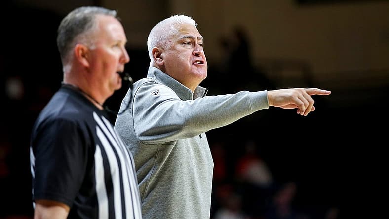 Oregon State's head coach Wayne Tinkle calls out a play during the men   s basketball game against Bushnell on Tuesday, Nov. 15, 2022 at OSU in Corvallis, Ore.

Osuvsbushnell750