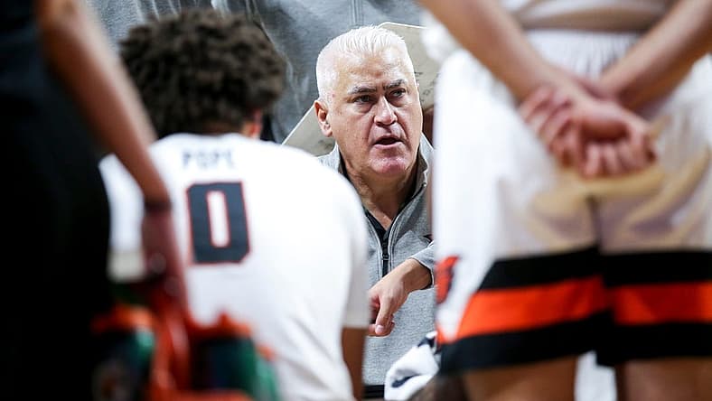 Oregon State's head coach Wayne Tinkle talks to the team during a timeout in the game against Bushnell on Tuesday, Nov. 15, 2022 at OSU in Corvallis, Ore.
Osuvsbushnell710