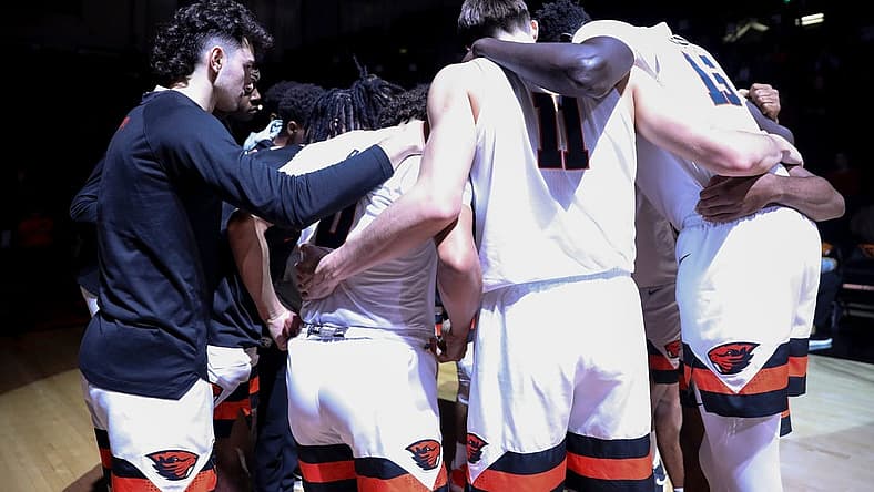Oregon State huddles before the men   s basketball game against Bushnell on Tuesday, Nov. 15, 2022 at OSU in Corvallis, Ore.

Osuvsbushnell085