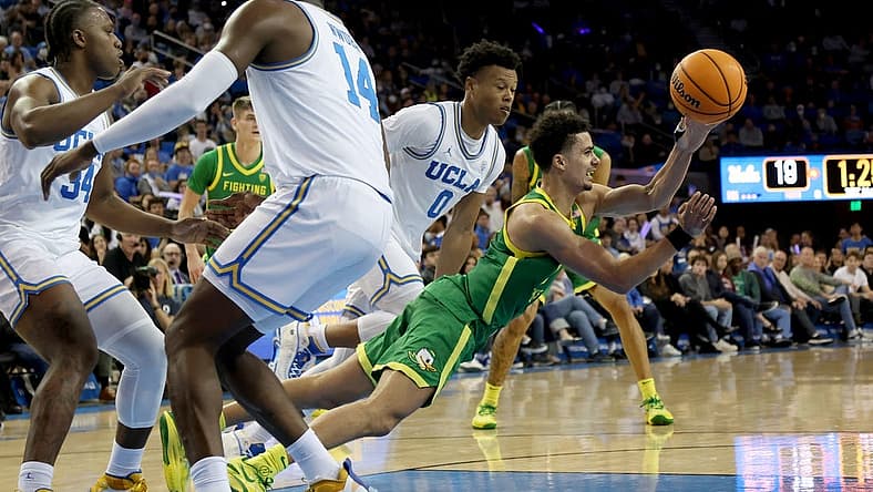 Dec 4, 2022; Los Angeles, California, USA; Oregon Ducks guard Will Richardson (0) passes during the first half against the UCLA Bruins at Pauley Pavilion presented by Wescom. Mandatory Credit: Kiyoshi Mio-USA TODAY Sports
