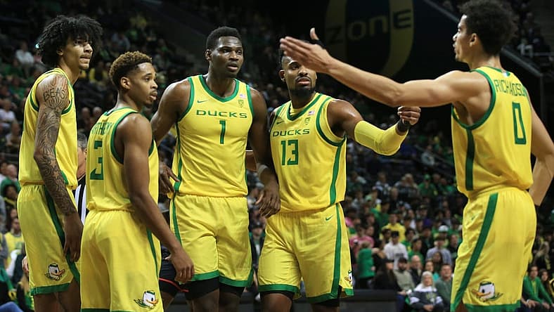 The Oregon men's basketball tram meets on the court during their game against No. 3 Houston at Matthew Knight Arena Sunday Nov. 20, 2022.
Basketball Eug Uombb Vs Houston Houston At Oregon