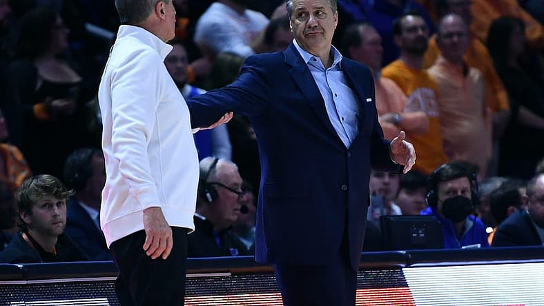 Tennessee head coach Rick Barnes and Kentucky head coach John Calipari at the end of the NCAA college basketball game between the Kentucky Wildcats and Tennessee Volunteers in Knoxville, Tenn. on Tuesday, February 15, 2022.
Px Uthoops Kentucky