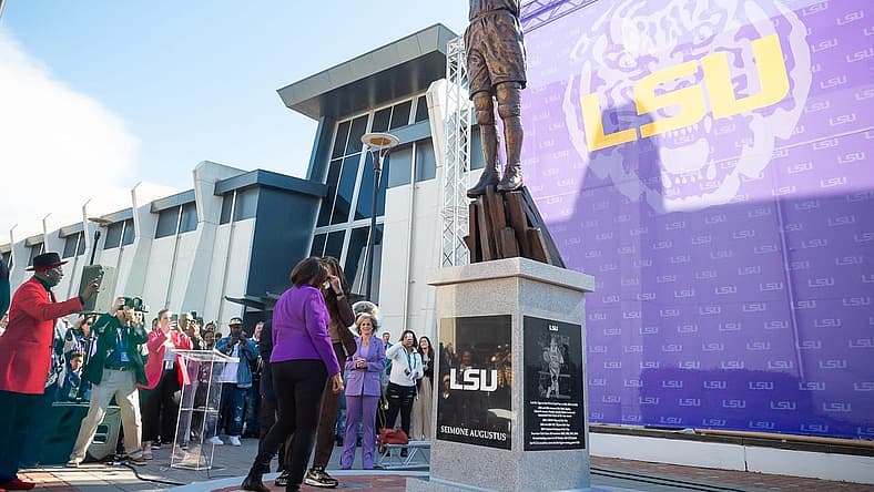 Statue unveiling ceremony for Seimone Augustus outside of the Pete Maravich center on the campus of LSU in Baton Rouge, LA. SCOTT CLAUSE/USA TODAY NETWORK. Sunday, Jan. 15, 2023.
Seimone Augustus Statue Ceremony 0781