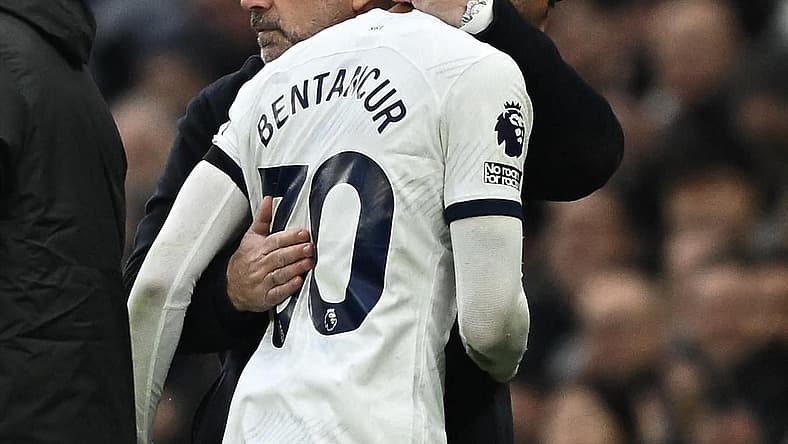 Soccer Football - Premier League - Tottenham Hotspur v Aston Villa - Tottenham Hotspur Stadium, London, Britain - November 26, 2023 Tottenham Hotspur's Rodrigo Bentancur with manager Ange Postecoglou after being substituted due to injury REUTERS/Dylan Martinez