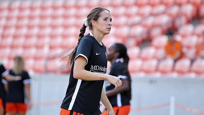 Sep 11, 2022; Houston, Texas, USA; Houston Dash midfielder Shea Groom (10) warms up before her game against Angel City FC at PNC Stadium. Mandatory Credit: Erik Williams-USA TODAY Sports