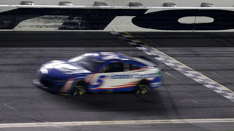 how fast do nascar cars go?