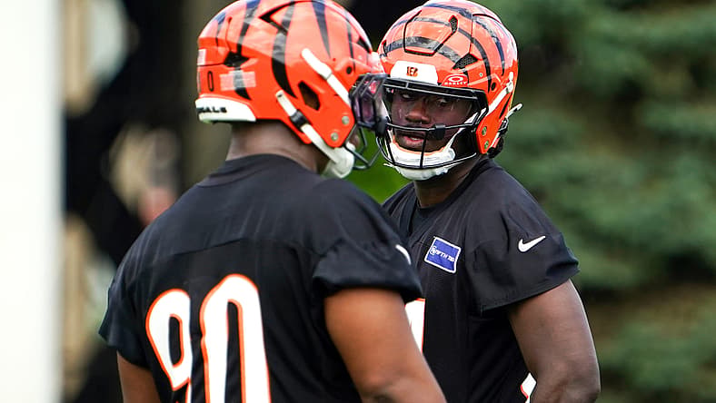 Cincinnati Bengals defensive end Shemar Stewart speaks with defensive tackle Kris Jenkins Jr. (90) during minicamp, Tuesday,