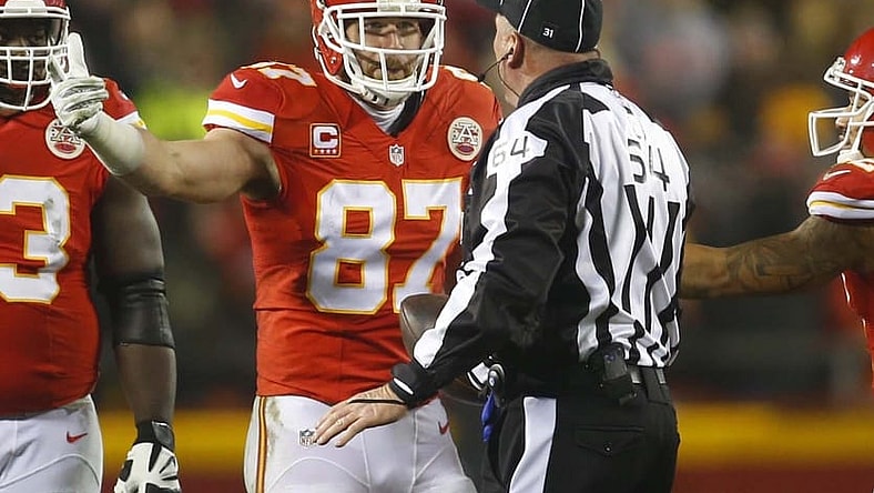 Chiefs' Travis Kelce argues with official during NFL game