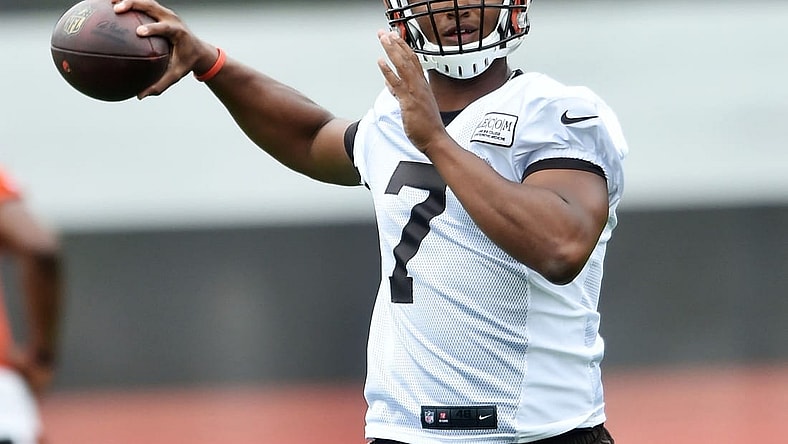 DeShone Kizer throws during Cleveland Browns OTAs